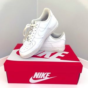 AIR FORCE ONE WOMENS 8.5 NIKE
